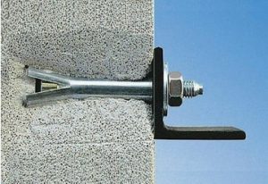 Крепление полки к бетонной стене производится при помощи дюбелей